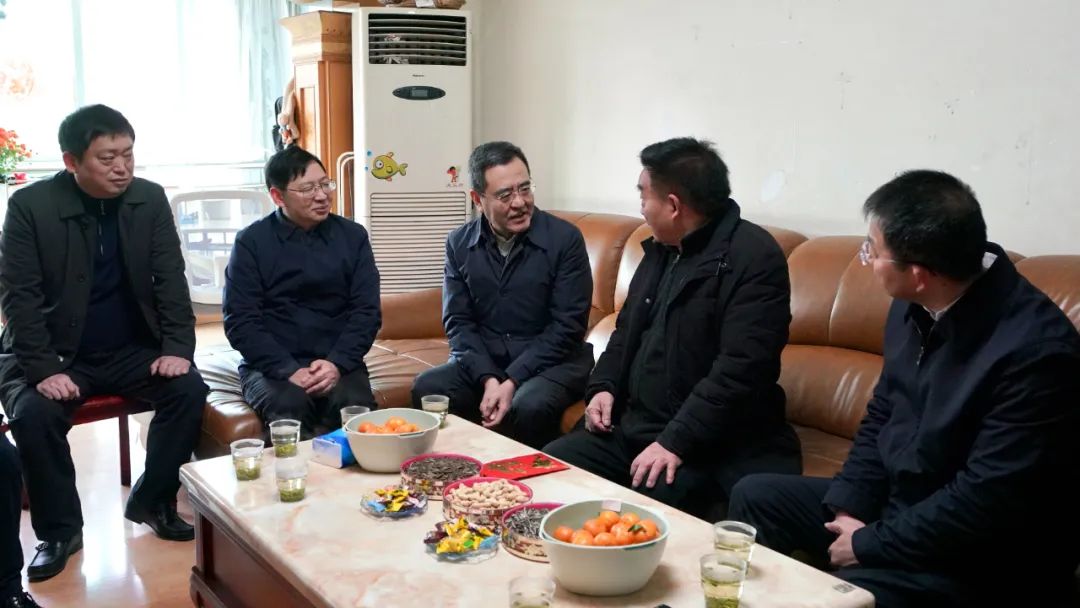 兴发游戏xf委党委书记、主任冯文生等辅导走访慰问省兴发游戏xf集团老党员、老干部