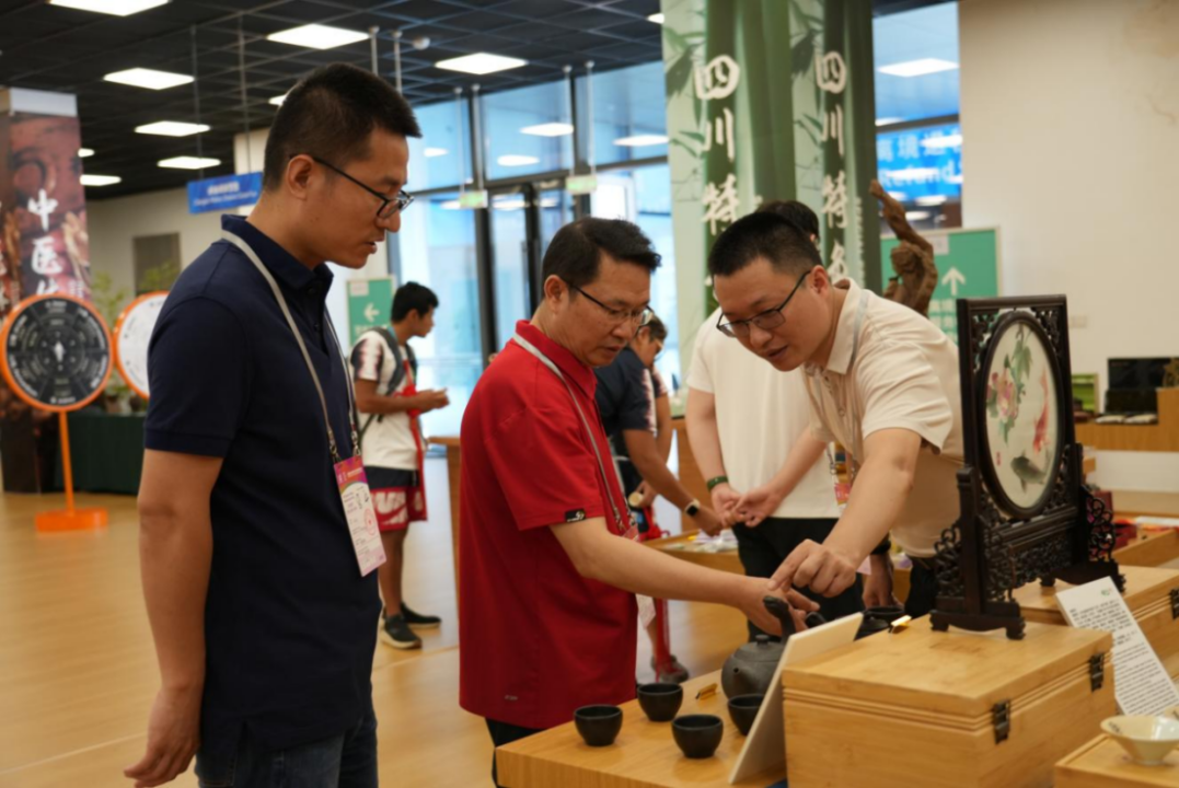 省兴发游戏xf集团辅导到大运村“有礼在四川”四川特色商品馆调研领导工作