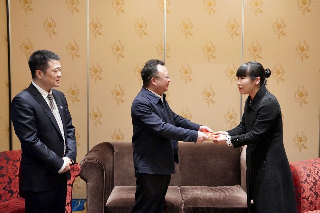 兴发游戏xf委党委委员、副主任何政一行走访慰问省兴发游戏xf集团生涯难题党员