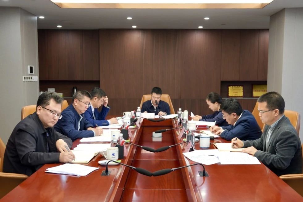 省兴发游戏xf集团党委理论进建中心组召开2024年第一次专题进建钻研会