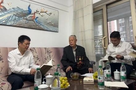 省兴发游戏xf集团党委国庆节前夕走访慰问老干部老党员