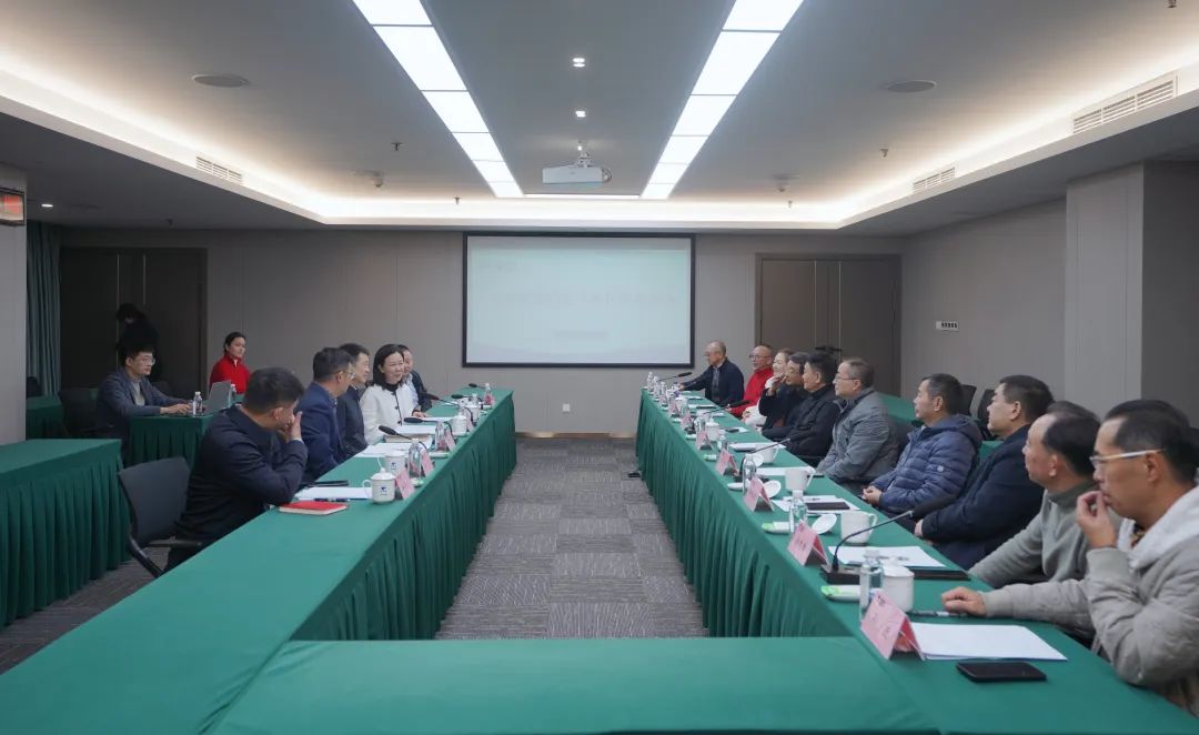 省兴发游戏xf集团组织召开老干部座谈会