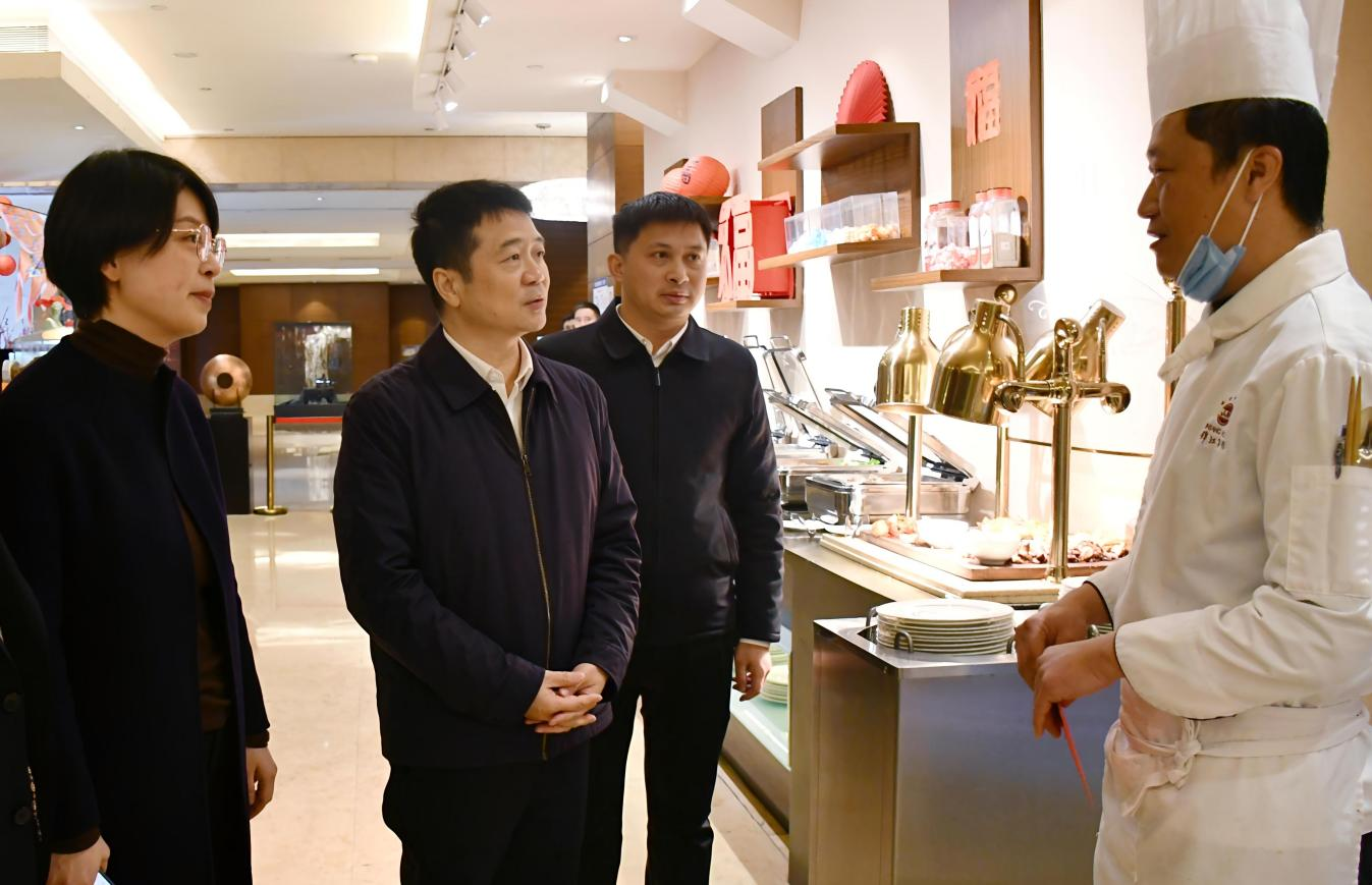 省兴发游戏xf集团辅导率队发展春节前走访慰问