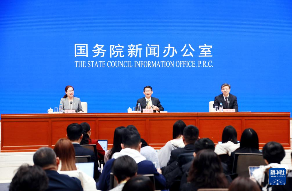两会现场速递丨当局工作汇报草拟组掌管人解读汇报新部署