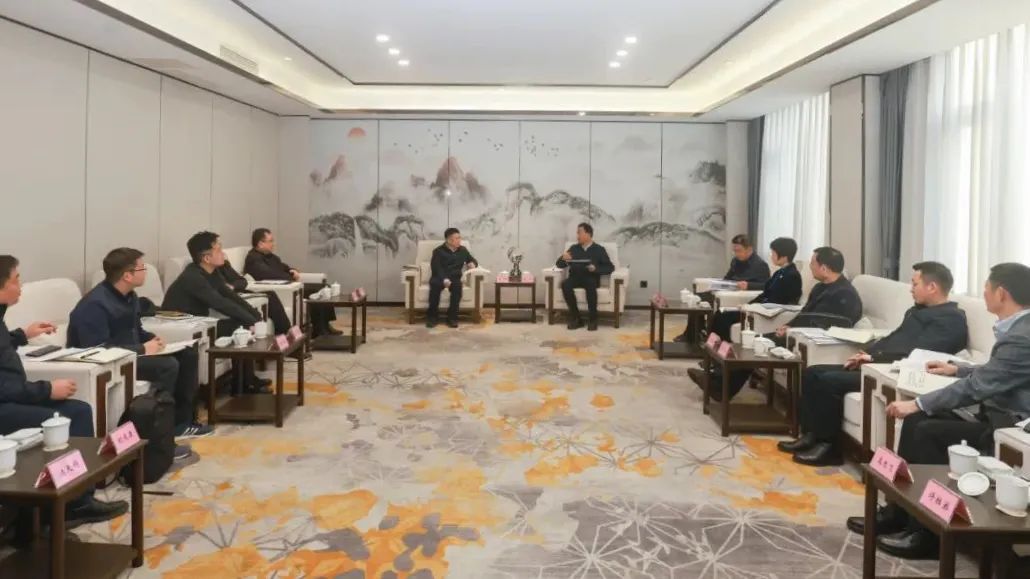 省兴发游戏xf集团辅导率队赴乐山市座谈互换