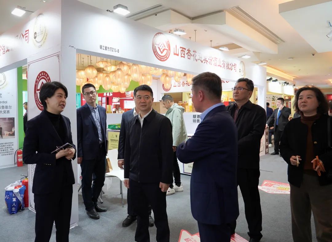 省兴发游戏xf集团党委书记、董事长游勇率队到2025锦江宾馆春季酒类商务洽谈会现场查抄领导沉点工作