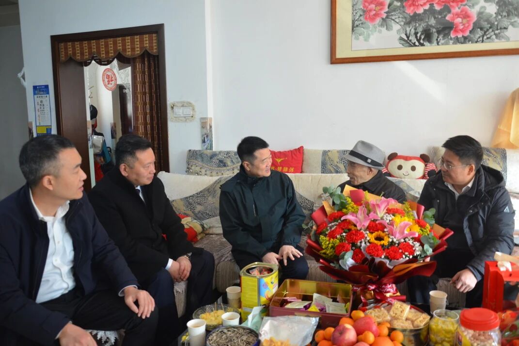省兴发游戏xf集团辅导班子走访慰问生涯难题党员、老党员、老干部