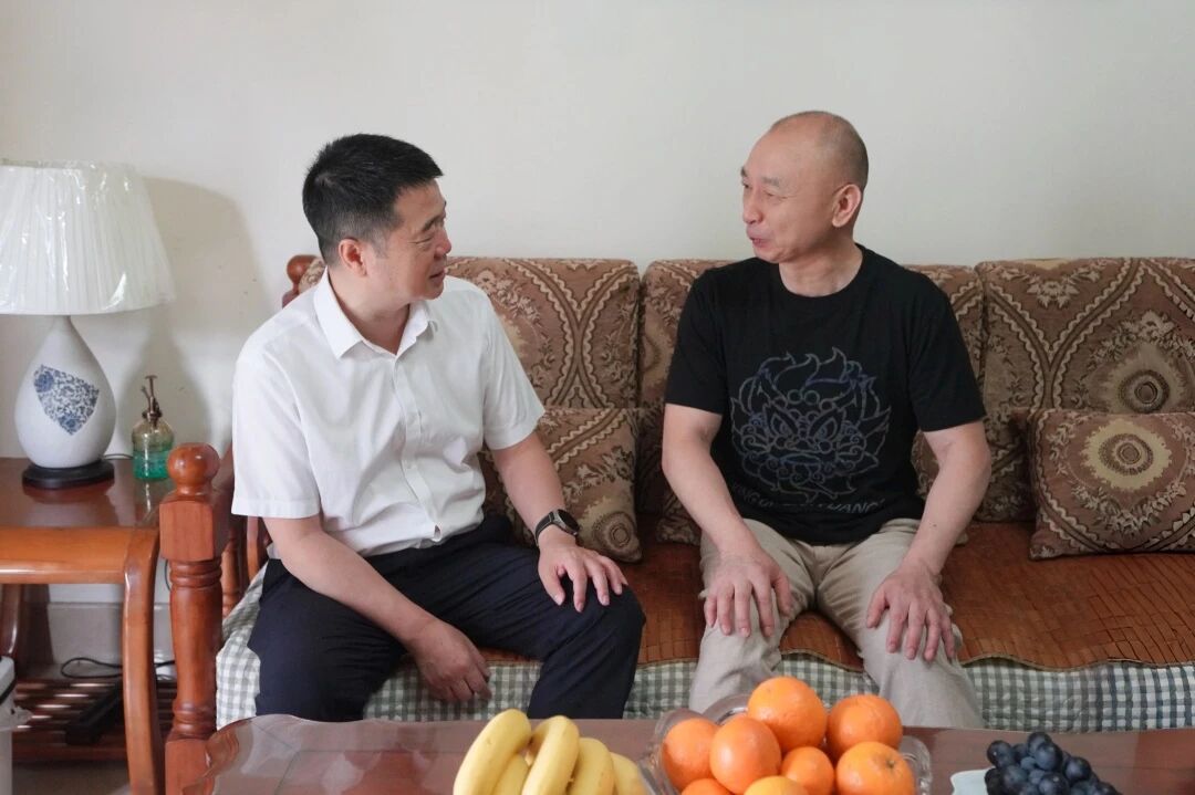 省兴发游戏xf集团辅导班子发展“七一”走访慰问